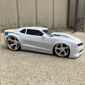 2013 Chevrolet Camaro COPO Sports Car 1:24 Scale Model (White)